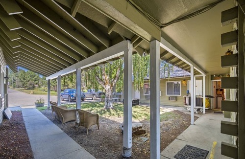 Cascade Apartment | Birch Glen Lodge Studio: Firepit and Game Room Fun