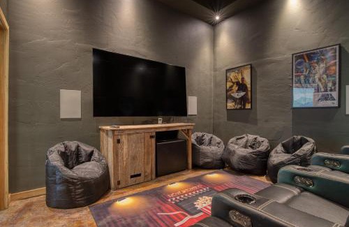 Gatlinburg House | Birch Lodge by AvantStay Indoor Pool Theater Game Room Stunning Views