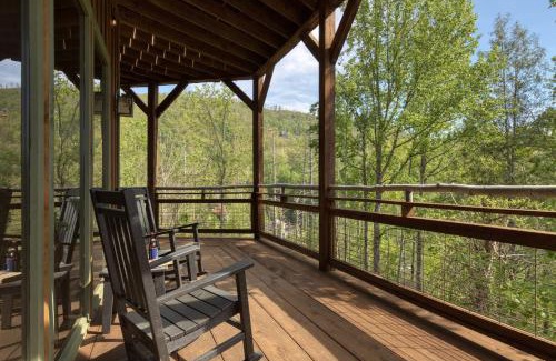 Gatlinburg House | Birch Lodge by AvantStay Indoor Pool Theater Game Room Stunning Views