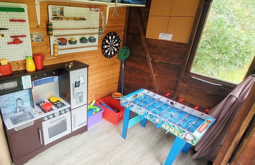 Longham Cottage | BIRCHCROFT HIDEAWAY, pet friendly, with hot tub in Ferndown