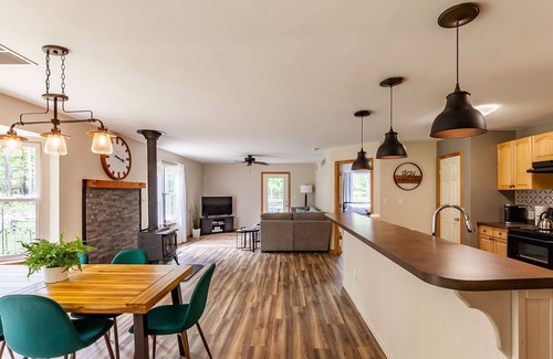 Pentwater House | Birchwood Escape: Silver Lake & Pentwater nearby! Open all year!