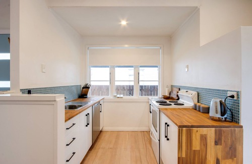 Marewa House | Bird and Fish - Napier Holiday Home