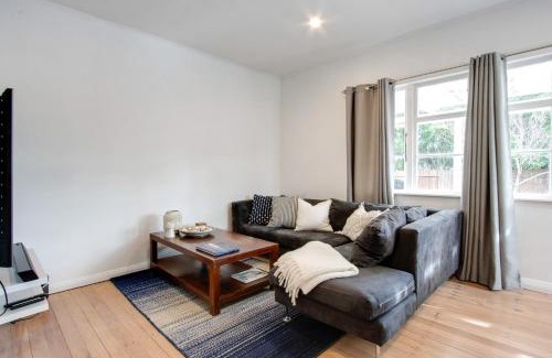 Marewa House | Bird and Fish - Napier Holiday Home