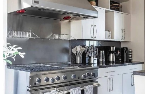 Mid-Wilshire House | Bird Street Home minutes away from Sunset Strip