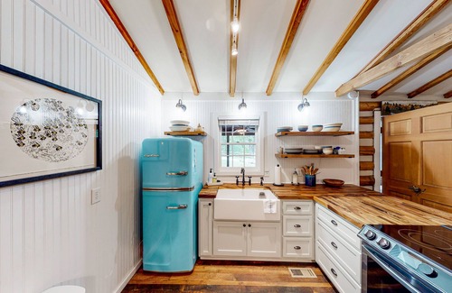 Franklin House | Bird-watcher's creekside cabin with screened porch, fireplace, yard, & firepit