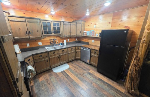 Scotland Cabin | Birdhouse Dome Cabin - Hottub - Kayaks - Disc Golf