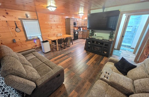 Scotland Cabin | Birdhouse Dome Cabin - Hottub - Kayaks - Disc Golf