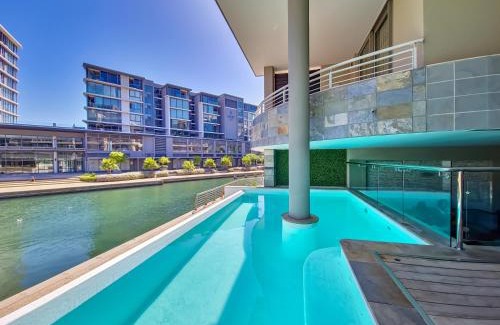 Victoria and Alfred Waterfront Apartment | Birds-eye canal view - Walk to CTICC and V&A Waterfront!