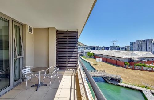 Victoria and Alfred Waterfront Apartment | Birds-eye canal view - Walk to CTICC and V&A Waterfront!