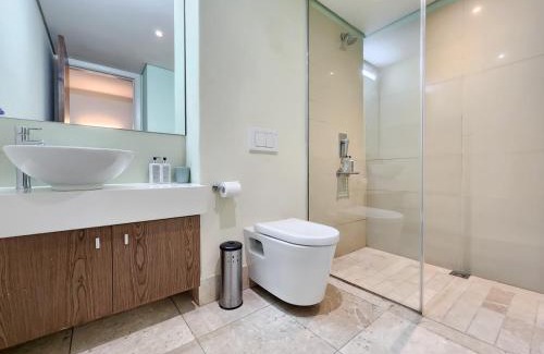 Victoria and Alfred Waterfront Apartment | Birds-eye canal view - Walk to CTICC and V&A Waterfront!