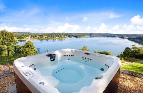 Rogers House | Birds Eye Retreat -10 acres on Beaver Lake-Hot Tub