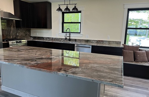 Belfast House | Birds Nest is a beautiful newly built home on Swanlake with 88 ft of deck!