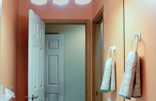Snohomish House | Birds' Nest View: 2 bedroom home apartment with forested walking paths