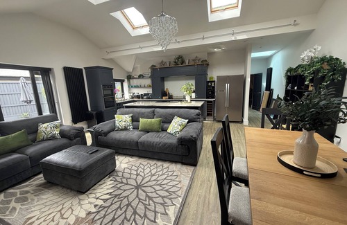 Birkdale House | Birkdale Links Lodge - Ideal for golf stays and larger families.