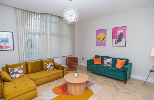 Birmingham City Centre Apartment | Birmingham 4 Bedroom Apartment - With Parking