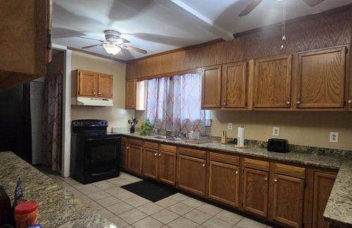Norwood House | Birmingham's Spacious Uptown Family Retreat