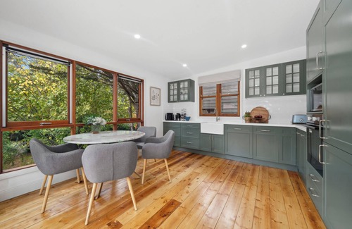 Katoomba Cottage | Bisham CottagenFully renovated two bedroom Cottage with a brand new out door Spa