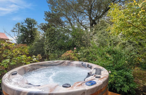 Katoomba Cottage | Bisham CottagenFully renovated two bedroom Cottage with a brand new out door Spa