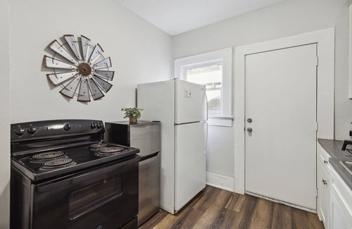 Kessler House | Bishop Arts 1BR - Cozy Stay in Prime Location
