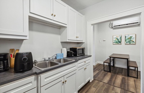 Kessler House | Bishop Arts 1BR - Cozy Stay in Prime Location