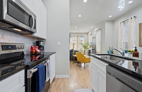 Oak Cliff House | Bishop Arts Duplex w/Yard – Pet Friendly 3BR/2.5BA