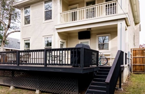 Kessler House | "Bishop Arts Retreat" - extended outdoor living space!