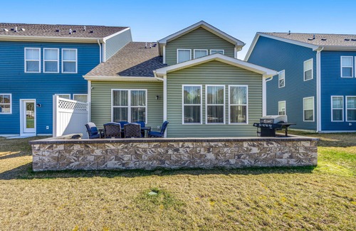 Millville House | Bishop's Landing townhouse with grill, outdoor pool, gym, tennis court, shuttle