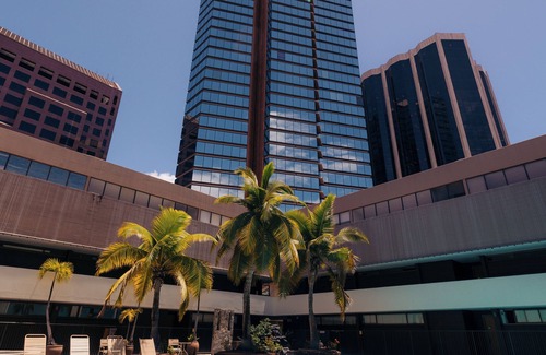 Downtown Honolulu Condo | Bishop Suites at Executive Center Ocean View 1 Bedroom Suite + Full Kitchen