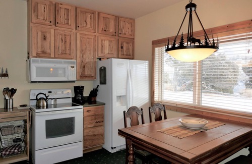 Gardiner Cabin | BISON HALLOW on the YELLOWSTONE RIVERFRONT