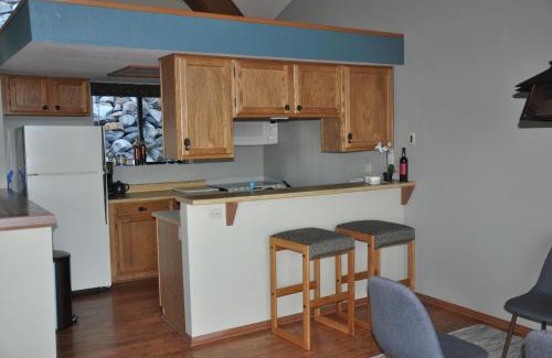 Incline Village House | Bitterbrush - 400 Fairview Boulevard - very close to Diamond Peak and beaches - WSTR21-0086 - Tax ID W4900 - Max 7 people, 2 cars parking in carports