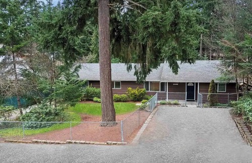 Bonney Lake House | BL1: Charming 4-bedroom house with AC and WiFi in fabulous Bonney Lake