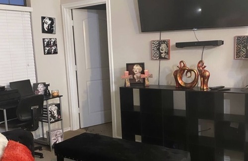 Oak Cliff Apartment | Black and Red Monroe