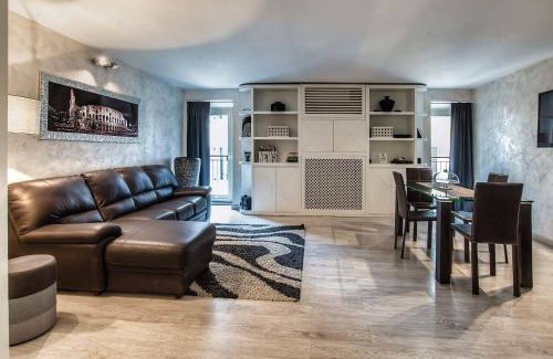 Roman Ghetto Bed & Breakfast | Black And White Suite