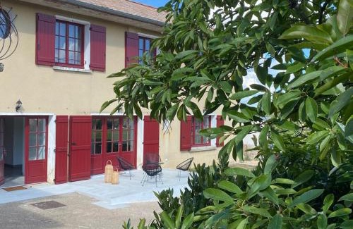 Fuisse Apartment | Black And White Swallow Fuiss