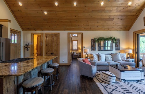 Banner Elk Cabin | Black Bear Den at Eagles Nest -Camp Year Round Mountain Views, Gas Log Fireplace, walk to courts