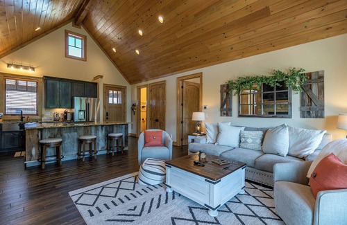 Banner Elk Cabin | Black Bear Den at Eagles Nest -Camp Year Round Mountain Views, Gas Log Fireplace, walk to courts