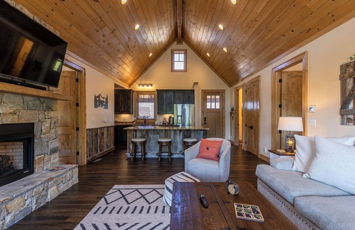 Banner Elk Cabin | Black Bear Den at Eagles Nest -Camp Year Round Mountain Views, Gas Log Fireplace, walk to courts