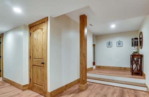 Highlands House | Black Bear Downtown - Magnificent Walk to Town log home bordering Mill Creek just a block from Main Street
