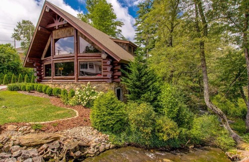 Highlands House | Black Bear Downtown - Magnificent Walk to Town log home bordering Mill Creek just a block from Main Street