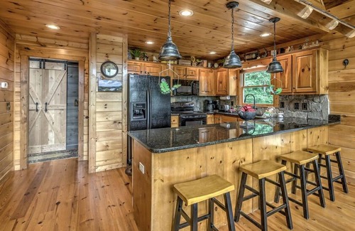 Ellijay Cabin | Black Bear Ridge- Hot Tub | Outdoor Firepit and Fireplace | Screened Porch