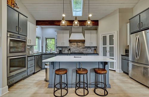 Sapphire House | Black bear Rock - mountain retreat with stunning views of the valley beyond!