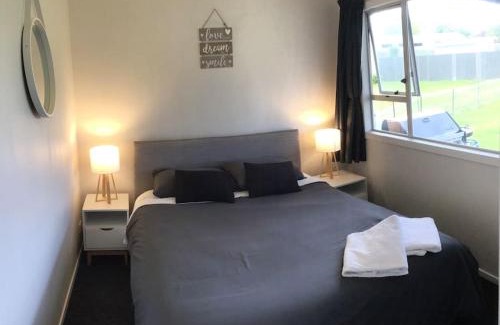 Mangakino House | Black Beauty - Spacious Family Retreat for 12 with Spa