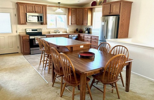 Sunland Estates House | Black Dog Inn, Relaxing Retreat Near Gorge Amphitheater & River