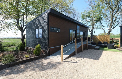 Lincoln Cottage | Black Edition Lodge - Unit 8 - a lodge that sleeps 8 guests in 3 bedrooms