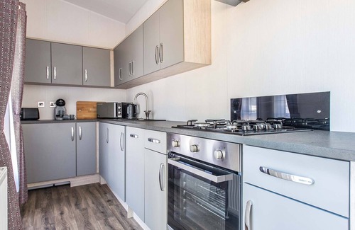 Lincoln Cottage | Black Edition Lodge - Unit 33 - a lodge that sleeps 8 guests in 3 bedrooms