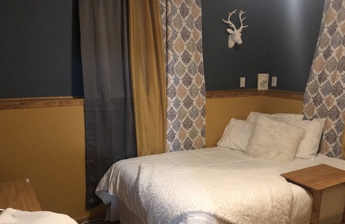 Rapid Valley House | Black Hills Best Value Inn-The Blue Room
