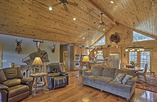 Custer House | Black Hills Cabin: Hot Tub, Fishing Pond & Deck