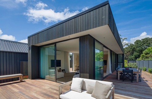 Onetangi House | Black House Onetangi Beach | You've Got It Maid