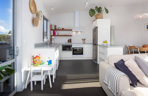 Mapua House | Black House & Studio - Mapua holiday home