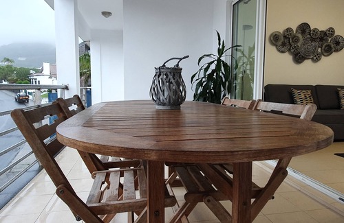 Vila Franca do Campo Condo | Black'nYellow Place